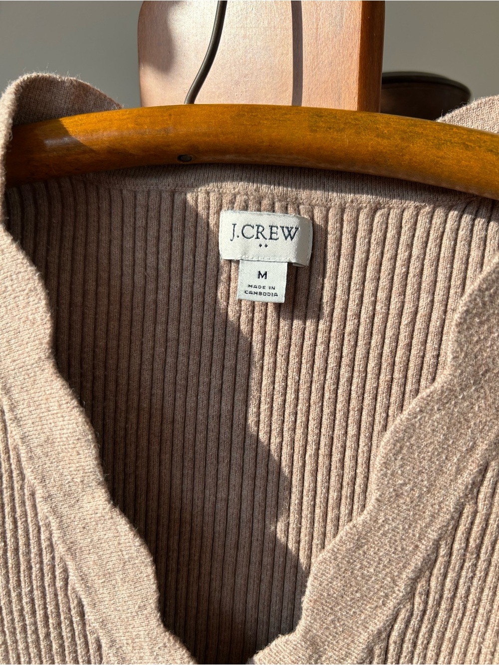 J. Crew Scalloped V-Neck Ribbed Button Short Sleeve Top in Taupe EUC Size M - Picture 2 of 5